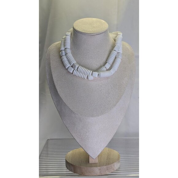 3 for $30 vintage Elegant White and Gold Beaded Necklace - Picture 2 of 8